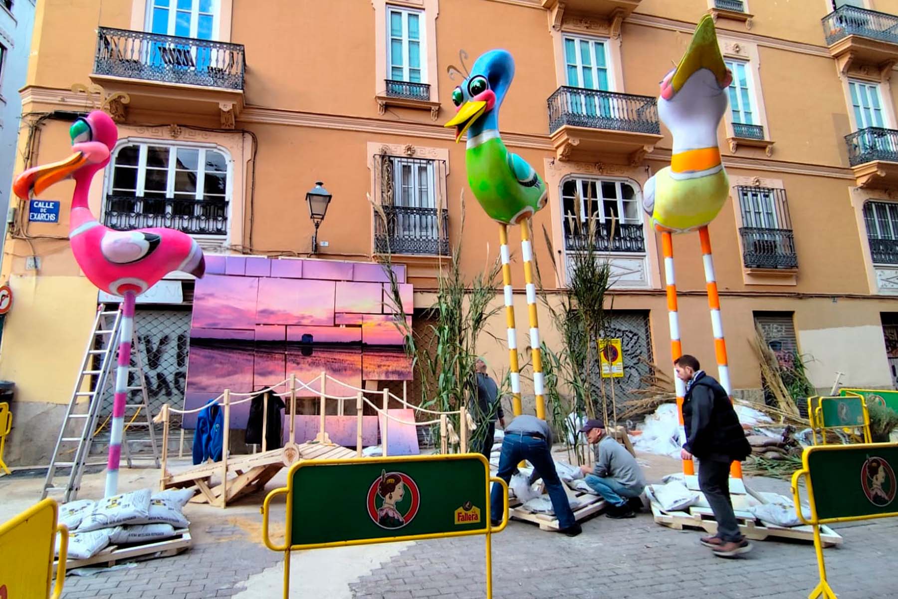 La Falla Gran ja llueix al carrer Pintor Domingo