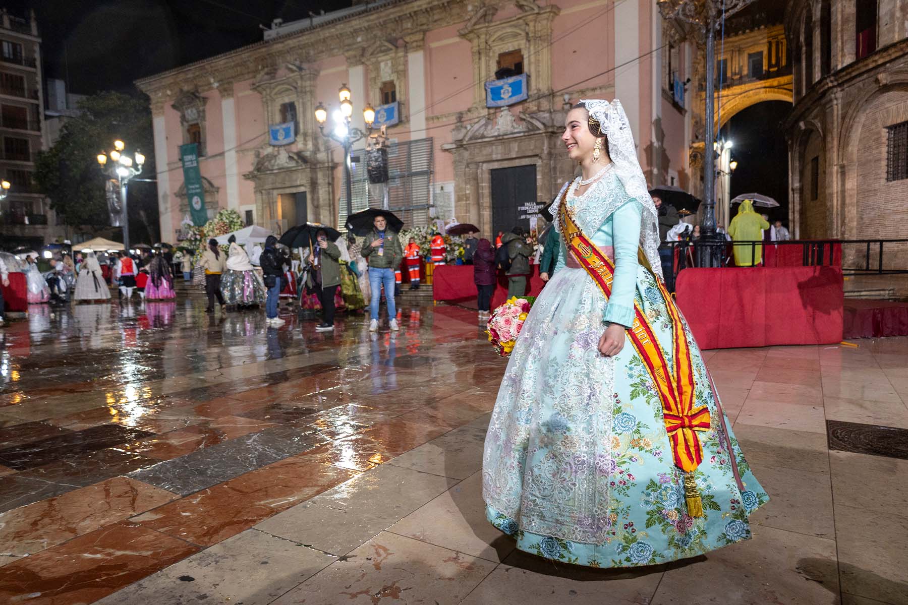 Ofrenda a la Mare de Déu: emoción y devoción bajo la lluvia