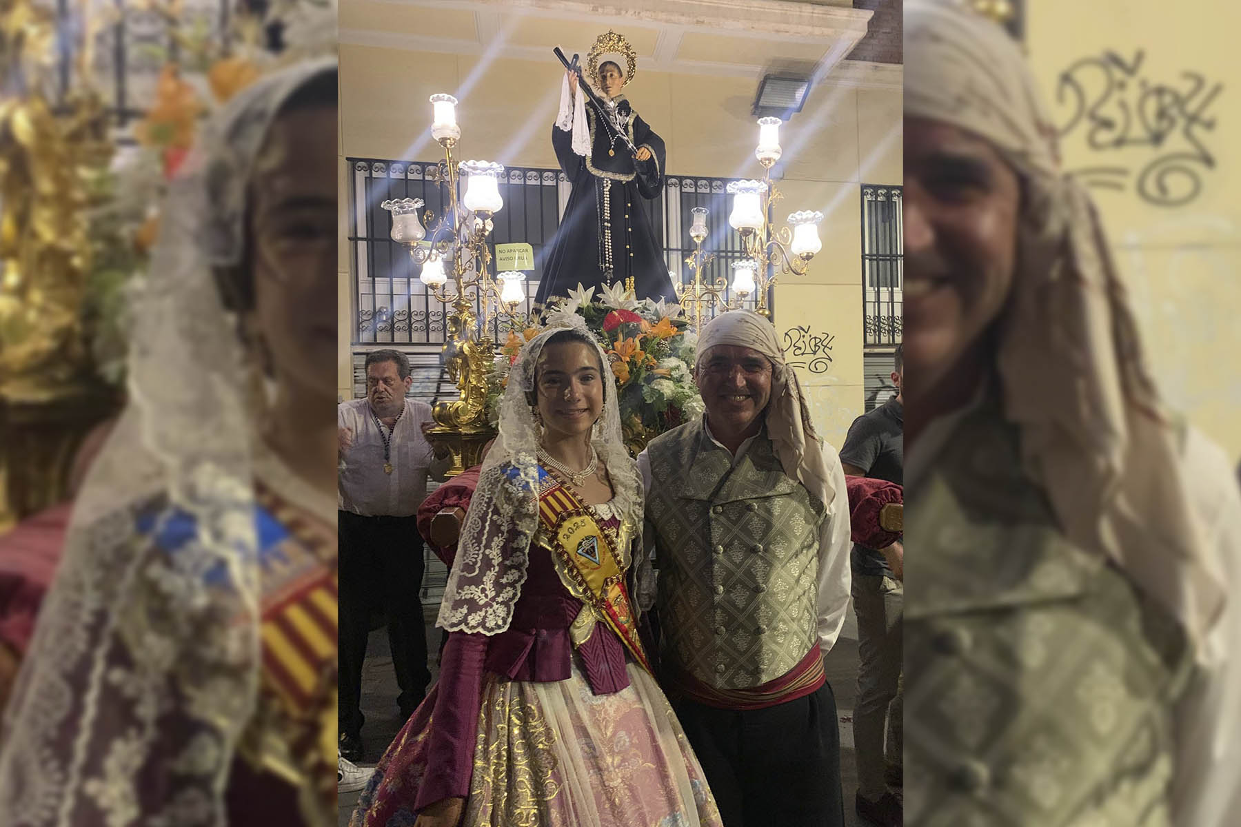 Nuestra FMI Aitana y nuestro Presidente Alfonso acompañan a la Peña El Clau en la procesión del Beato Gaspar de Bono