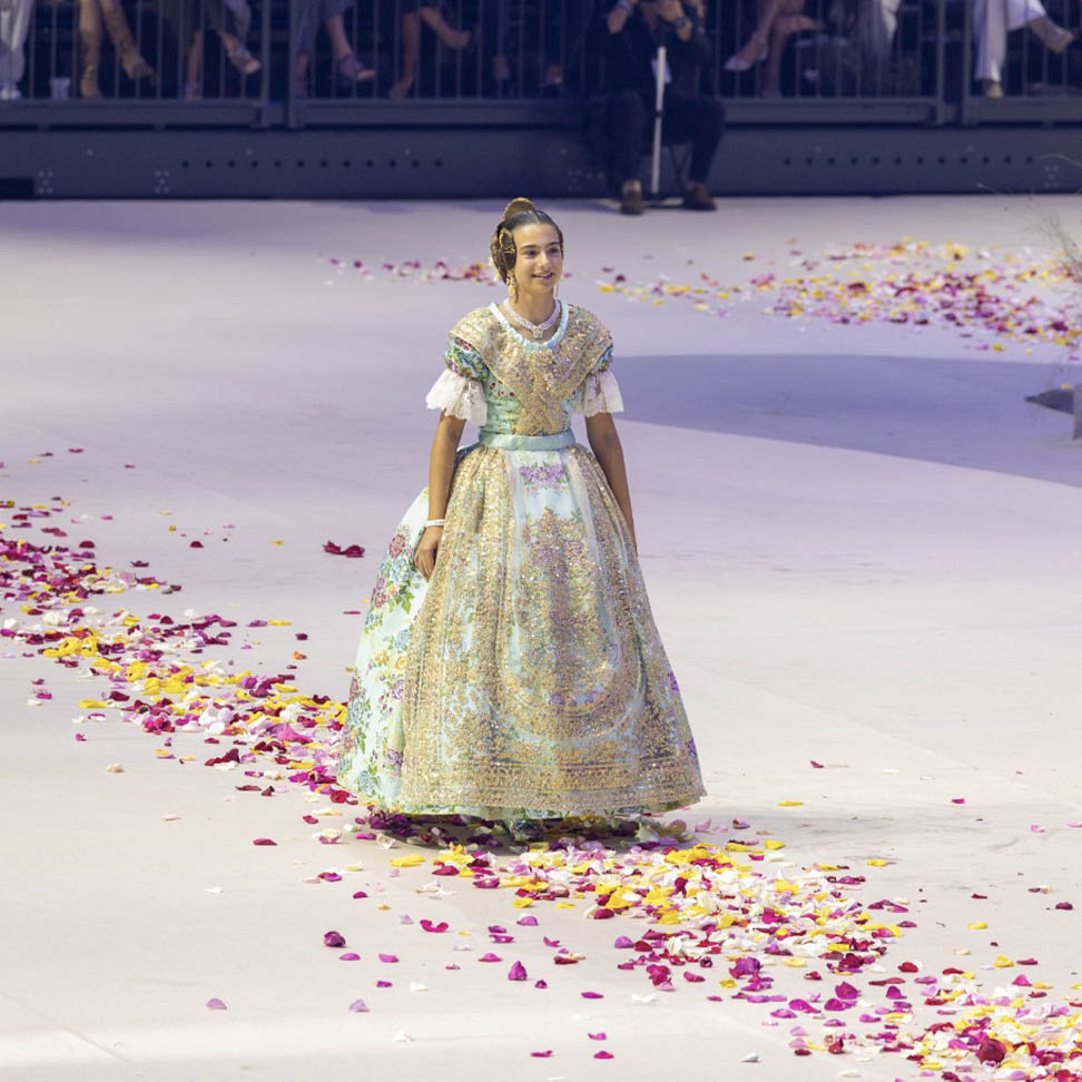 Aitana Desfilando Roig Arena 1