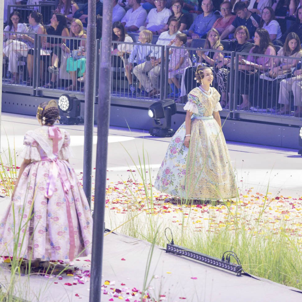 Aitana Desfilando Roig Arena 2