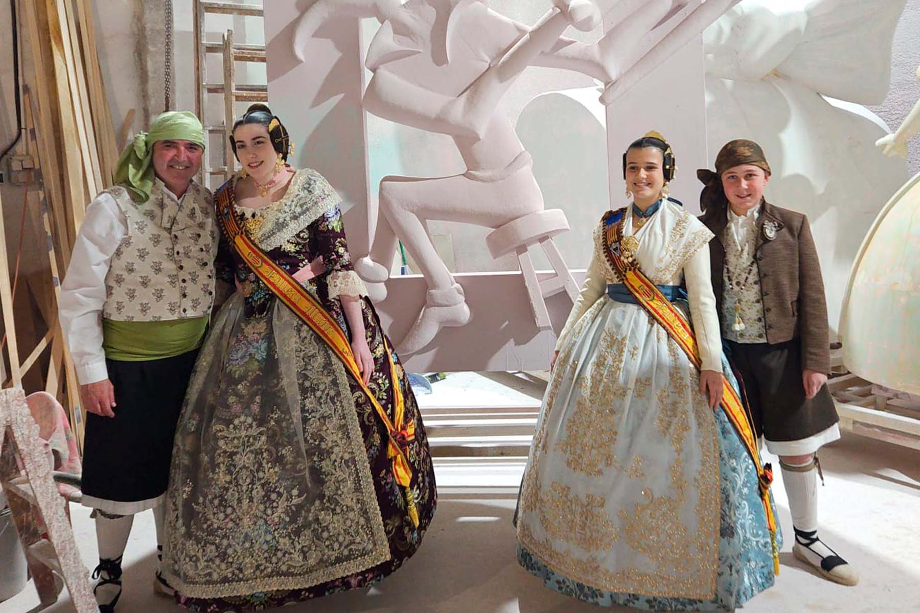 Nuestros representantes se cuelan en el taller del artista