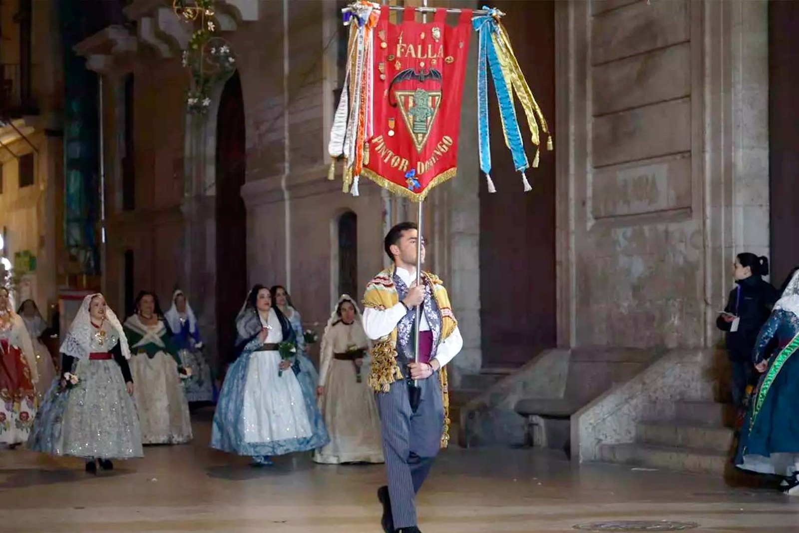 A night to remember: Pintor Domingo makes its Offering to the Virgen de los Desamparados