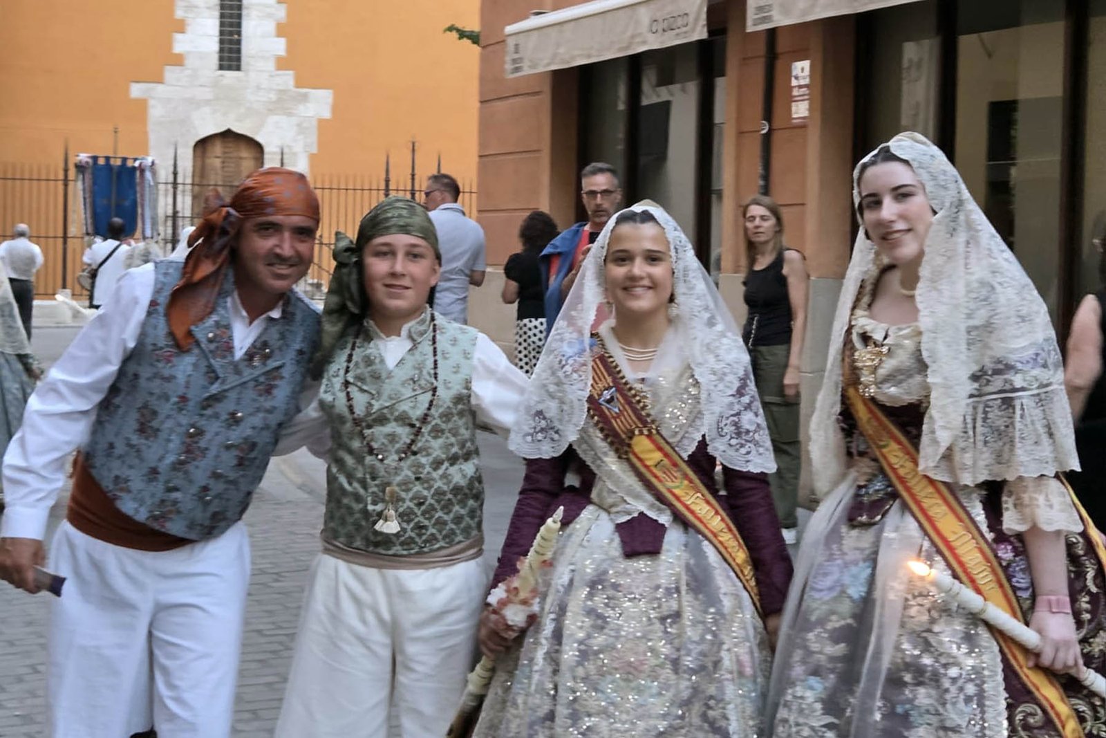Pintor Domingo participa en la tradicional procesión del Beato Gaspar de Bono por las calles de Velluters